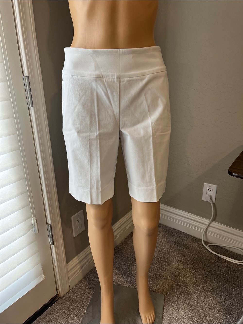 NWOT Swing Control White Pull-On Golf Shorts 6